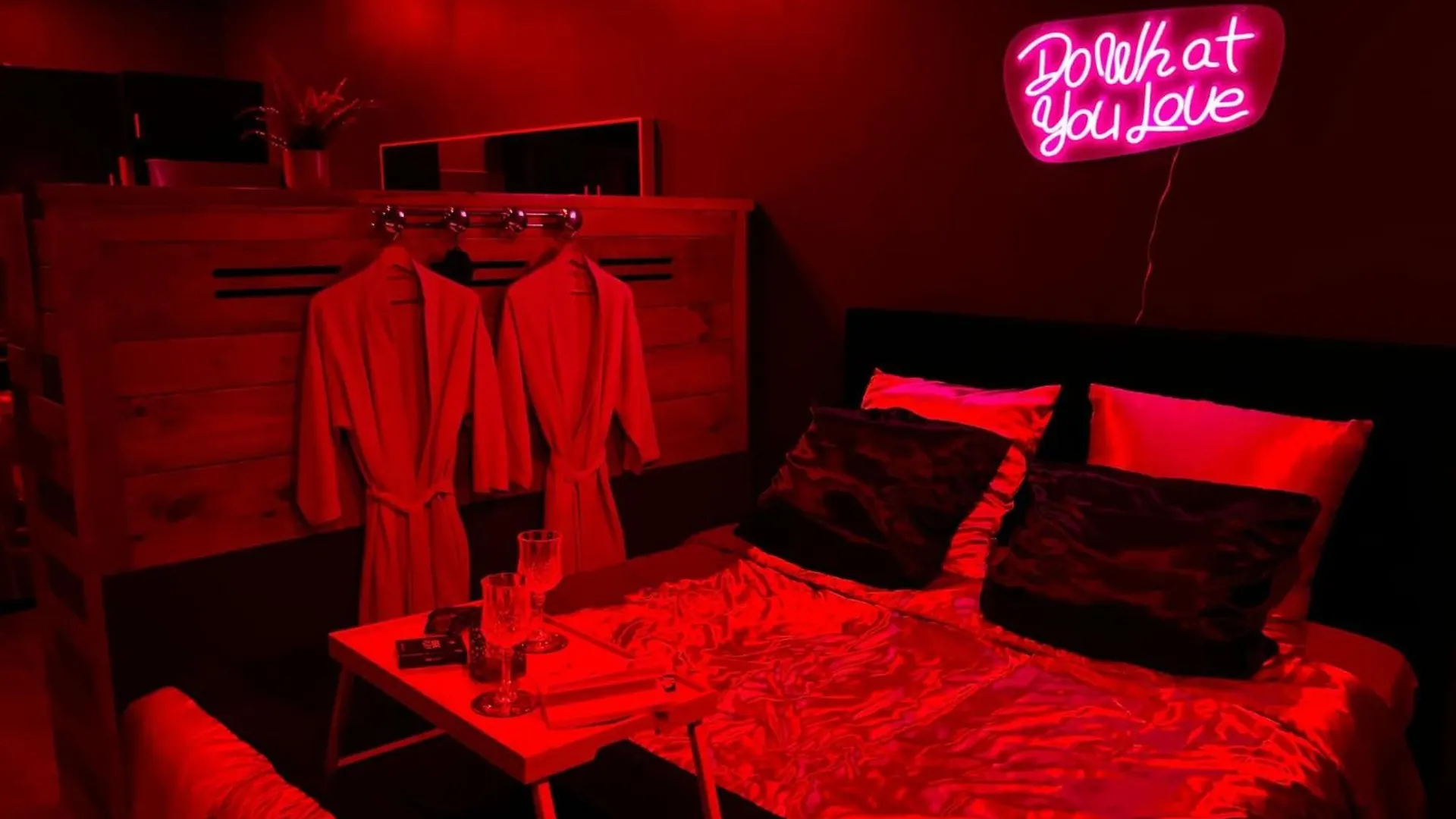 Apartment Love Room Villa Rhona Avec Jacuzzi Caderousse